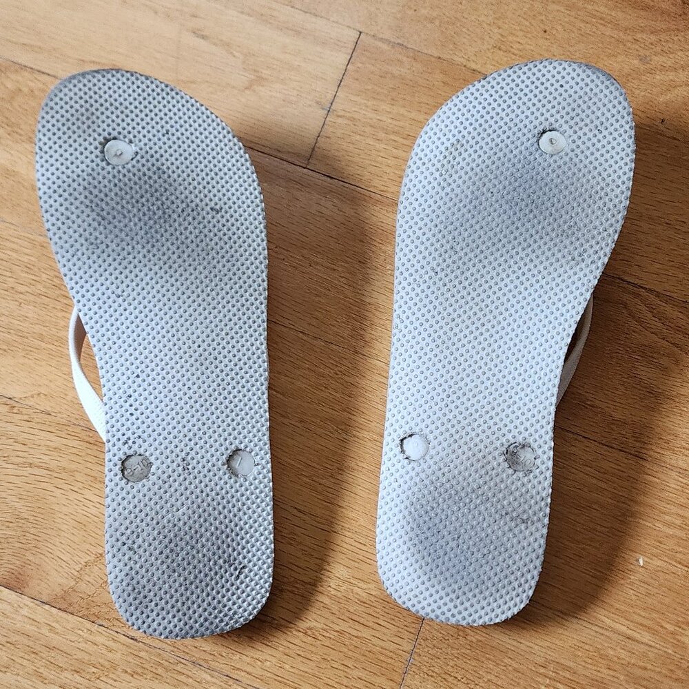 Old Navy White Flip Flops Size 9 - Picture 5 of 6